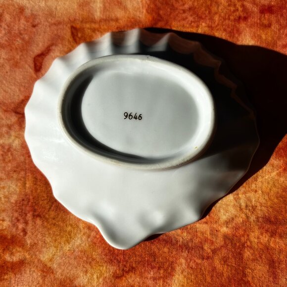 Vintage White and Gold Porcelain Sea Shell Dish - Number Marking 9646 - Picture 2 of 6